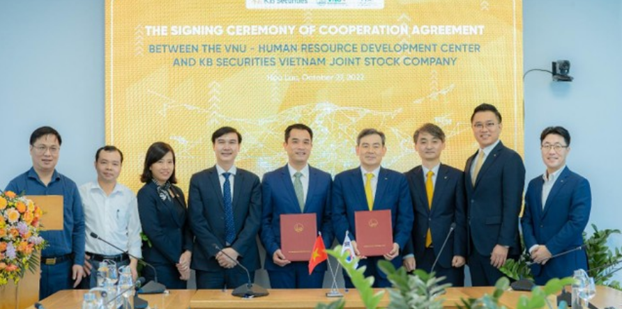 Signing cooperation agreement between KB Securities Vietnam and Vietnam National University, Ha Noi: Promoting comprehensive cooperation and developing new human resources