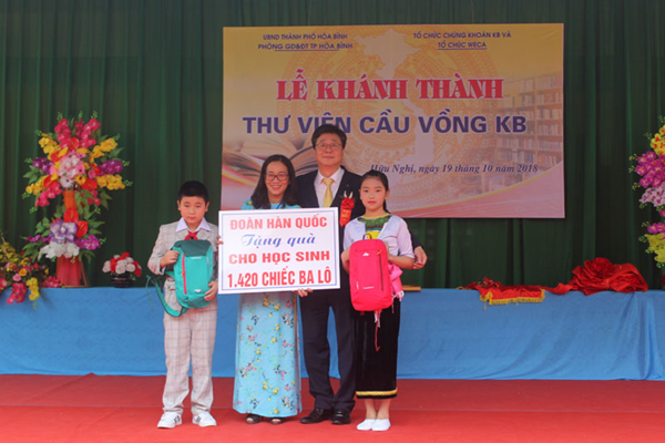 KB Rainbow Library inauguration ceremony at Huu Nghi school (Hoa Binh City)