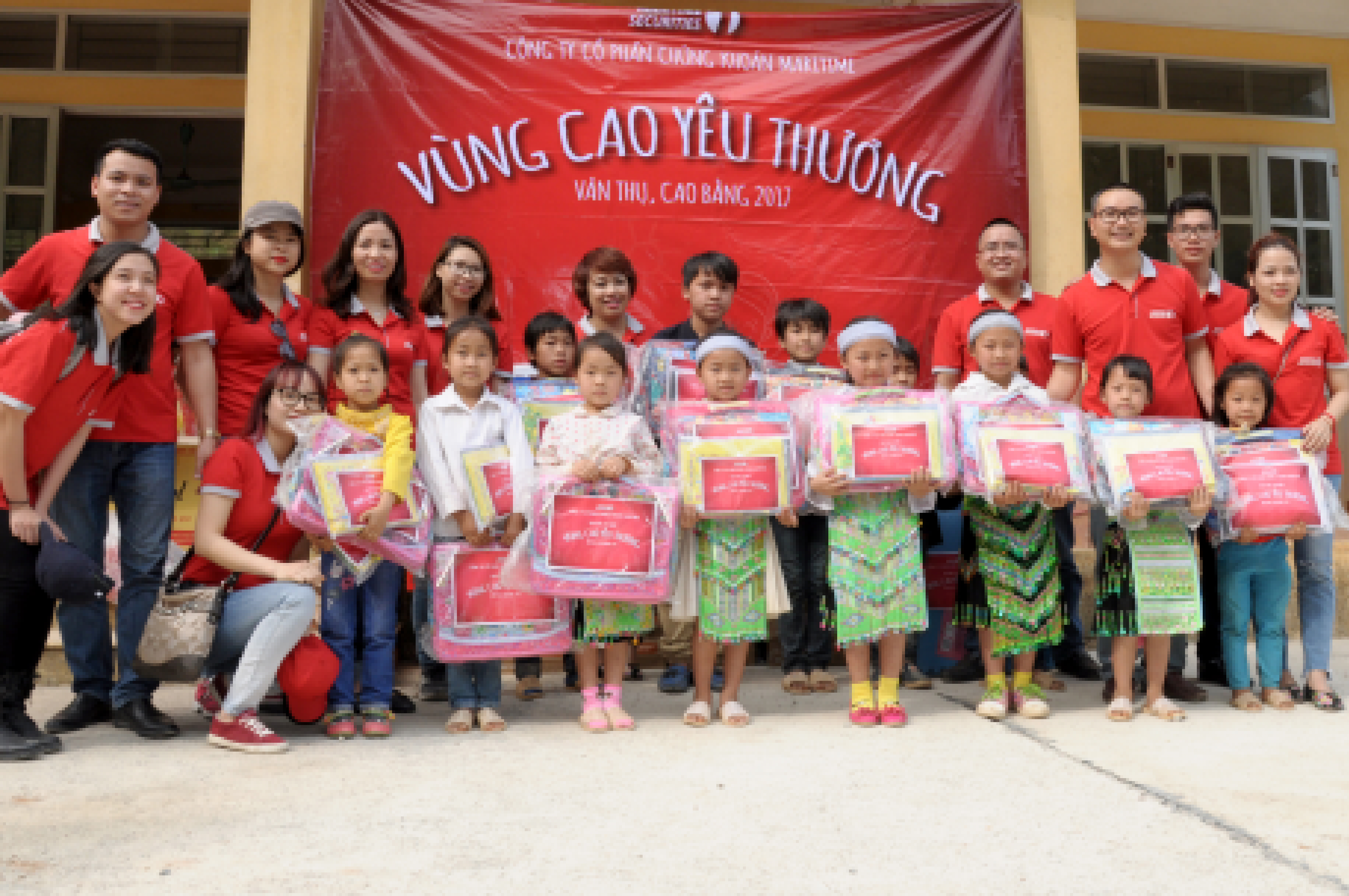 Trong hình ảnh có thể có: 18 người, mọi người đang đứng