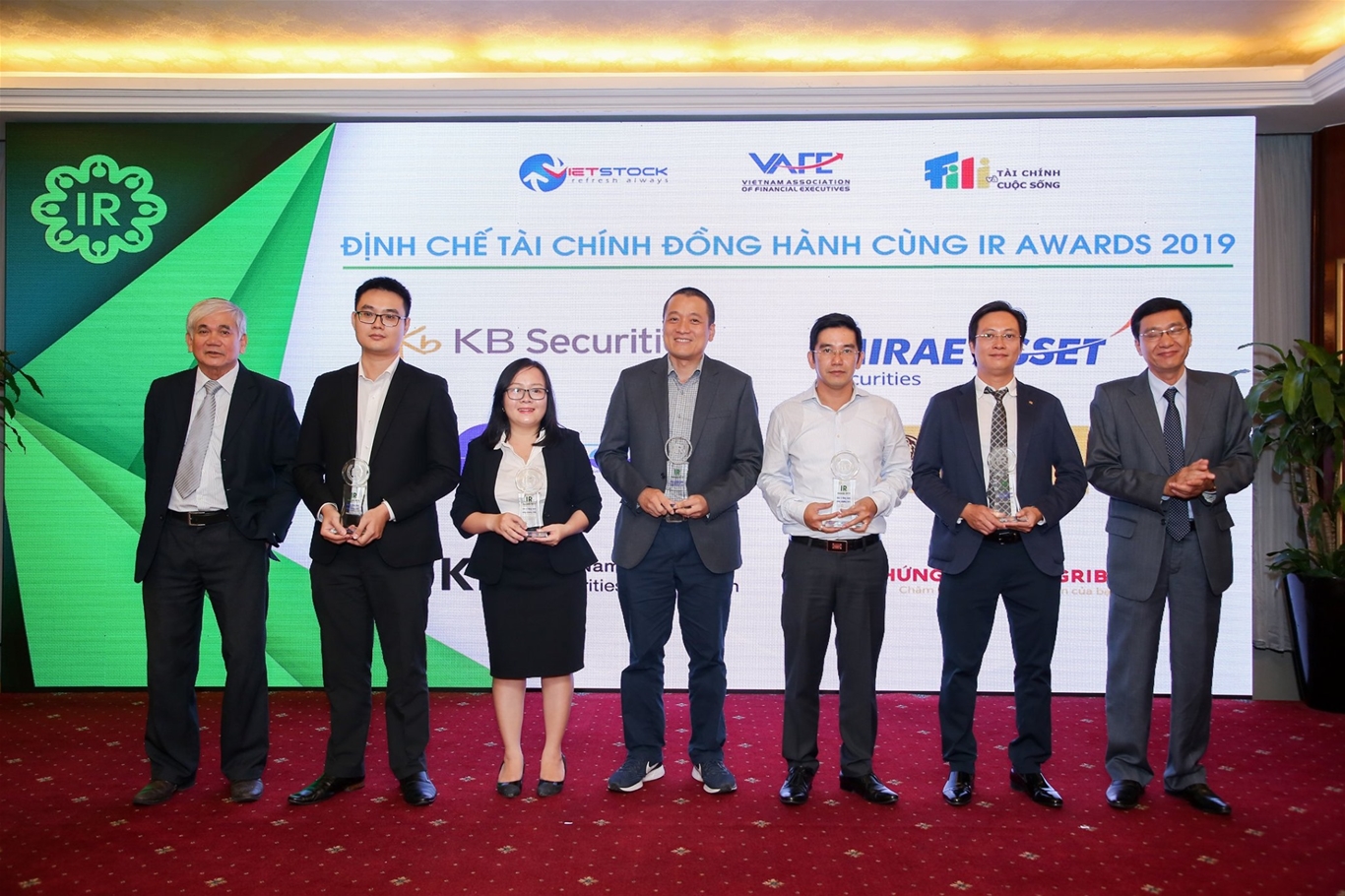 Ông Phan Hoàng Sơn - Giám đốc Chi nhánh Sài Gòn tham gia và nhận kỷ niệm chương tại buổi lễ ngày 9/8