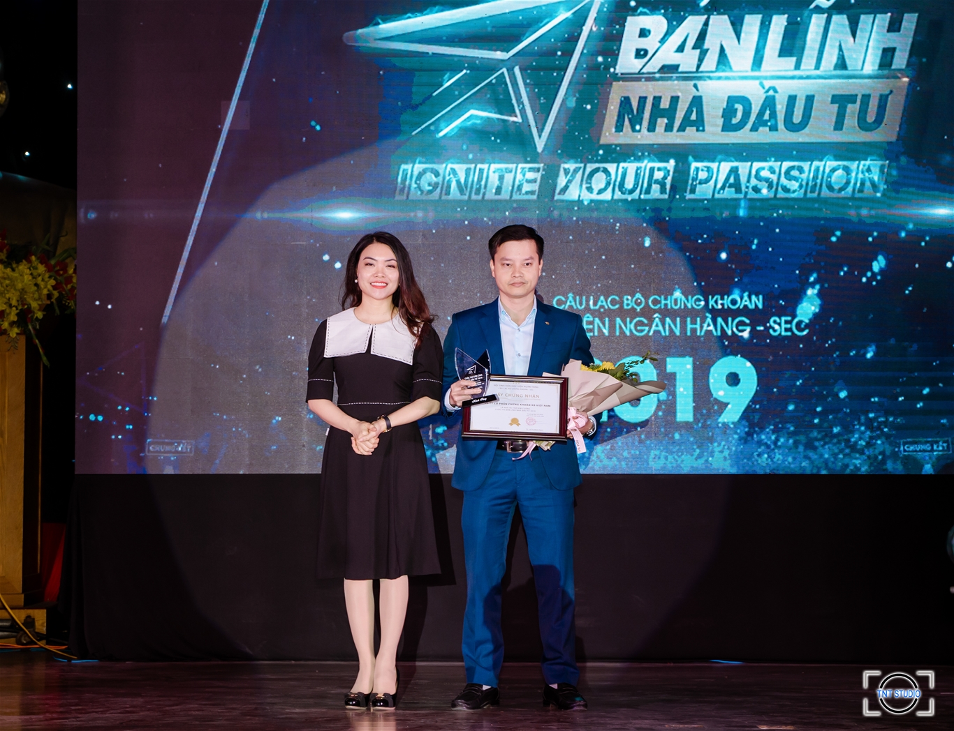 Đại diện KBSV - Ông Nguyễn Xuân Bình - Giám đốc Khối Phân tích KBSV đã nhận hoa và kỷ niệm chương trong đêm chung kết Bản lĩnh Nhà đầu tư 2019
